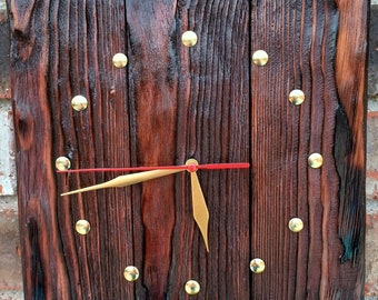 Rustikale, verwitterte, verbrannte Holz-Wanduhr, Barnwood Farmhouse, 12 x 12 in Holzuhr. Einzigartige, moderne, minimalistische, handgefertigte Uhr, 24 Farben zur Auswahl