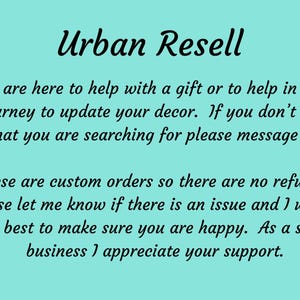 Puede incluir: Un fondo turquesa con texto negro que dice "Urban Resell". El texto de abajo explica el prop&oacute;sito de la tienda, los detalles de los pedidos personalizados y el agradecimiento por el apoyo. El texto est&aacute; en una fuente manuscrita.