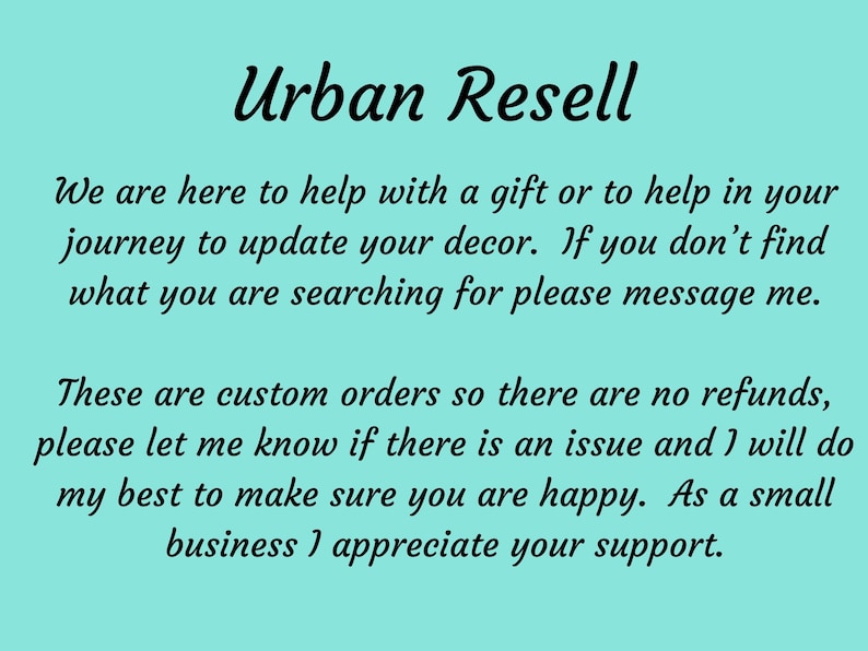Puede incluir: Un fondo turquesa con texto negro que dice "Urban Resell". El texto de abajo explica el prop&oacute;sito de la tienda, los detalles de los pedidos personalizados y el agradecimiento por el apoyo. El texto est&aacute; en una fuente manuscrita.