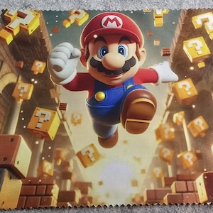 Peut inclure: Un personnage de Super Mario rouge et bleu court à travers un niveau de jeu vidéo avec des blocs d'interrogation et des plateformes de briques brunes.