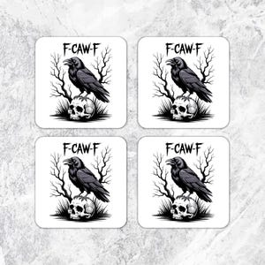 Könnte beinhalten: Vier quadratische Untersetzer mit einem schwarzen Raben, der auf einem Totenkopf sitzt, mit kahlen Ästen im Hintergrund. Der Text "F-CAW-F" ist oben auf jedem Untersetzer aufgedruckt. Die Untersetzer sind weiß mit einem schwarz-weißen Design.