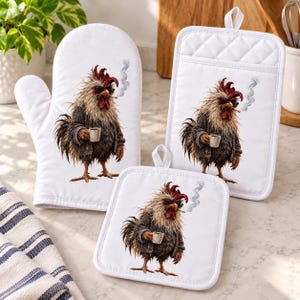 Puede incluir: Un guante de cocina blanco, un agarrador rectangular y un agarrador cuadrado, cada uno con el gráfico de un gallo con gafas de sol y chaqueta oscura, sosteniendo una taza de café con humo saliendo de un cigarrillo en el pico.