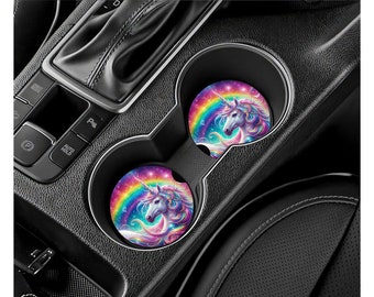 Può includere: Due sottobicchieri per auto con un design arcobaleno e unicorno. I sottobicchieri sono realizzati in un materiale resistente e sono perfetti per proteggere i portabevande della tua auto dagli schizzi.