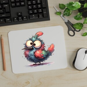 Puede incluir: Un pájaro de dibujos animados colorido con ojos grandes y un plumaje rojo, azul y verde. El pájaro está posado sobre un fondo blanco.