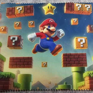 Może przedstawiać: Czerwono-niebieska postać Super Mario skacze nad platformą z cegieł z blokiem z pytajnikiem. Tło to błękitne niebo z chmurami i żółtą gwiazdą.