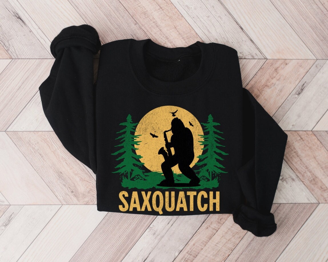 Sasquatch Pizza Sasquatch Carrying Pizza Bigfoot Pizza T-Shirt