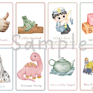 K&ouml;nnte beinhalten: Aquarellillustrationen von Kinderreimen auf Karten. Die Bilder zeigen einen Daumen hoch, einen Frosch auf einem Baumstamm, einen Fischer, ABC-Bl&ouml;cke, einen Hund, einen Dinosaurier, eine Teekanne und eine Frau mit einer Puppe. Der Text auf den Karten enth&auml;lt die Namen der Reime.