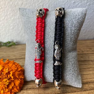 Pulsera artesanal con amuleto de protección de la Santa Muerte