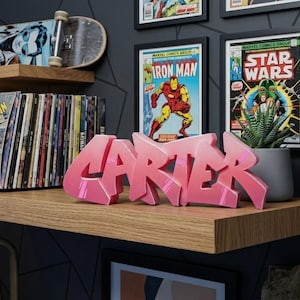 Letra de graffiti impresa en 3D: Nombre personalizado, modelo pintado con aerosol