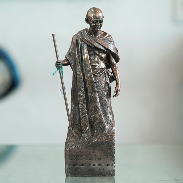 Vater der Nation Mahatma Gandhi Idol Gehen mit Stock Prunkstück für Bürotisch Firmengeschenk Home Decor Höhe 30 cm Braune Farbe