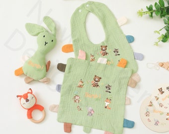 Panier cadeau bébé de luxe : panier neutre sur le thème du lapin avec un lapin blanc personnalisé, idéal pour une baby shower ou pour l'accueil d'un nouveau bébé