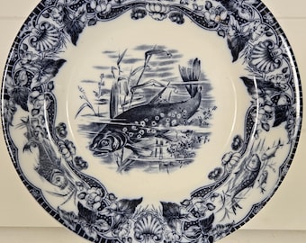 Plato antiguo de Wedgwood con decoración de peces en azul transferido, de la década de 1880.