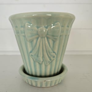 Vintage Shawnee Bow Planter with attached saucer