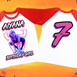 Puede incluir: Una camiseta de b&eacute;isbol blanca y roja con un gr&aacute;fico de una ara&ntilde;a rosa en la parte delantera y el nombre "AYANA BIRTHDAY GIRL" impreso debajo. La parte posterior de la camiseta tiene un n&uacute;mero 7 rosa con un dise&ntilde;o de telara&ntilde;a.
