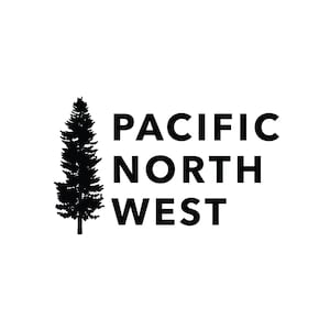 Può includere: Logo in bianco e nero con la silhouette di un pino e la scritta "PACIFIC NORTH WEST" in grassetto, carattere sans-serif. Il design è minimalista e pulito, su sfondo bianco.