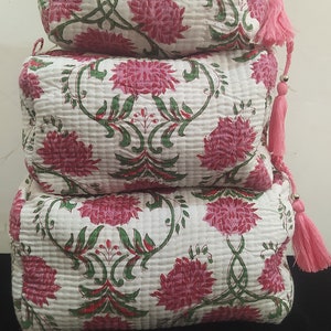 Handgefertigter Kulturbeutel aus gesteppter Baumwolle mit Blockprint, 3er-Set, wasserabweisendem Futter, Innentasche, mit Blumenmuster