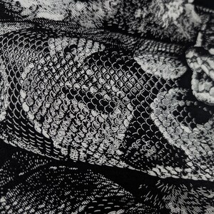 Puede incluir: Ilustraci&oacute;n en blanco y negro de una serpiente, mostrando escamas y texturas detalladas. La imagen es un primer plano, enfatizando los intrincados patrones y la cabeza de la serpiente. La obra de arte es muy detallada.