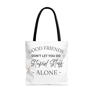 Good Friends Don&#39;t Let You Do Stupid Stuff Alone - weiche Einkaufstasche mit zwei Seiten.  Hohe Qualität!