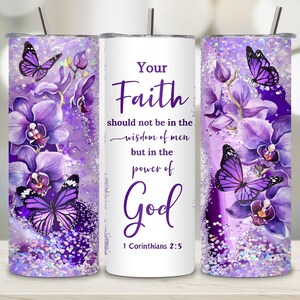 Pu&ograve; includere: Un bicchiere viola e bianco con uno sfondo glitterato. Il bicchiere presenta una citazione sulla fede, farfalle e orchidee. La citazione recita: "La tua fede non deve essere nella sapienza degli uomini, ma nella potenza di Dio 1 Corinzi 2:5".