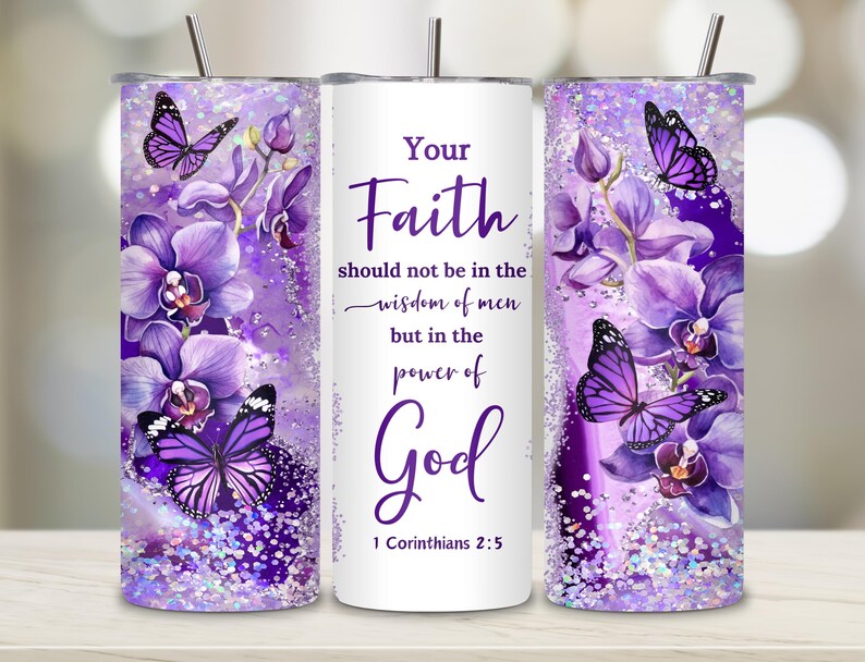 Pu&ograve; includere: Un bicchiere viola e bianco con uno sfondo glitterato. Il bicchiere presenta una citazione sulla fede, farfalle e orchidee. La citazione recita: "La tua fede non deve essere nella sapienza degli uomini, ma nella potenza di Dio 1 Corinzi 2:5".