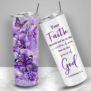 Pu&ograve; includere: Un bicchiere bianco con un design di glitter viola e una farfalla viola. Il bicchiere ha una citazione in testo viola che recita "Your Faith should not be in the wisdom of men but in the power of God 1 Corinthians 2:5".