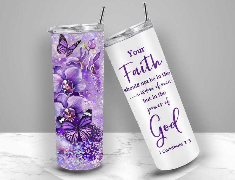 Pu&ograve; includere: Un bicchiere bianco con un design di glitter viola e una farfalla viola. Il bicchiere ha una citazione in testo viola che recita "Your Faith should not be in the wisdom of men but in the power of God 1 Corinthians 2:5".