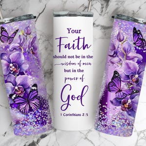Pu&ograve; includere: Un bicchiere viola e bianco con finitura glitterata. Il bicchiere presenta una citazione sulla fede, una farfalla e fiori di orchidea. La citazione dice "La tua fede non deve essere nella saggezza degli uomini ma nel potere di Dio 1 Corinzi 2:5".