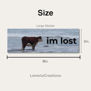 K&ouml;nnte beinhalten: Ein gro&szlig;er Aufkleber mit einer braunen und wei&szlig;en Kuh, die im Meer steht, mit dem Text "im lost" darauf. Der Aufkleber ist 23 cm breit und 7,6 cm hoch.