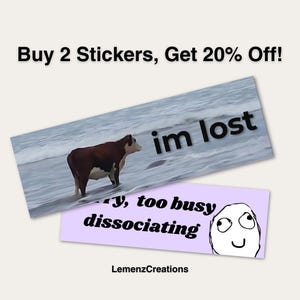 K&ouml;nnte beinhalten: Zwei Aufkleber-Designs mit einer Kuh, die im Meer steht, mit dem Text "im lost" und einem Meme-Gesicht mit dem Text "y, too busy dissociating".