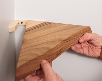 Handgefertigtes Eckregal aus Nussbaum: Mid-Century Modern Floating Design
