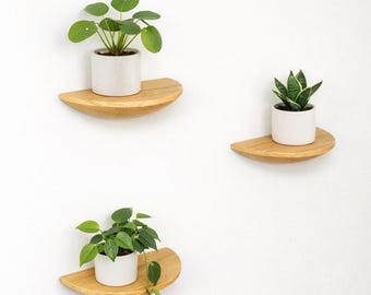 Estante flotante semicircular de madera de fresno hecho a mano para plantas.