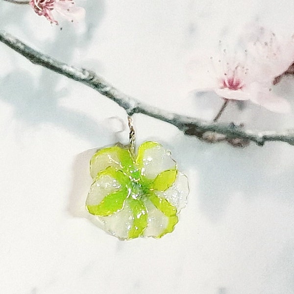 Flower jewelry pendant in apple green, delicate 3 cm in size - handmade from gold-colored jewelry wire and painted with 925 sterling silver eyelet