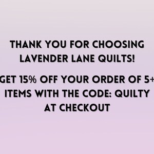 K&ouml;nnte beinhalten: Textgrafik mit einem Rabattangebot f&uuml;r Lavender Lane Quilts. Erhalten Sie 15% Rabatt auf Ihre Bestellung von 5+ Artikeln mit dem Code: QUILTY an der Kasse.