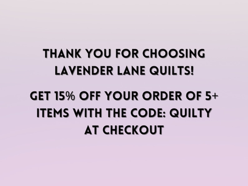 K&ouml;nnte beinhalten: Textgrafik mit einem Rabattangebot f&uuml;r Lavender Lane Quilts. Erhalten Sie 15% Rabatt auf Ihre Bestellung von 5+ Artikeln mit dem Code: QUILTY an der Kasse.