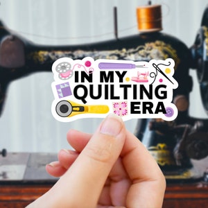 Sticker À l'époque de la courtepointe, Sticker amis bricoleurs, Cadeaux de retraite courtepointe, Sticker pour machine à coudre, Meilleure amie courtepointe, Courtepointe rigolote, J'adore la courtepointe
