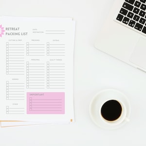 K&ouml;nnte beinhalten: Eine wei&szlig;e druckbare Packliste mit dem Titel "Retreat Packing List" und Abschnitten f&uuml;r "Cutting & Prep", "Pressing", "Extras", "Personal", "Quilty Things", "Sewing", "Other" und "Important".