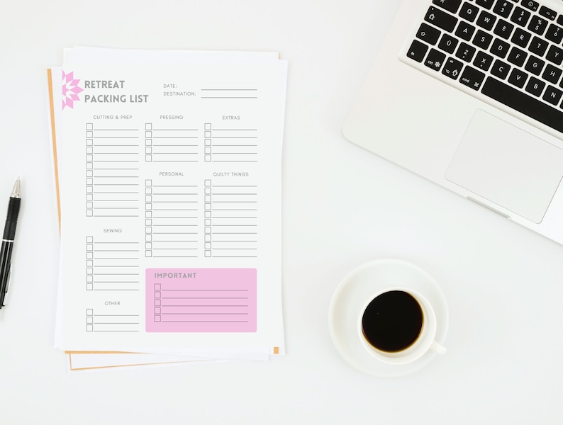 K&ouml;nnte beinhalten: Eine wei&szlig;e druckbare Packliste mit dem Titel "Retreat Packing List" und Abschnitten f&uuml;r "Cutting & Prep", "Pressing", "Extras", "Personal", "Quilty Things", "Sewing", "Other" und "Important".