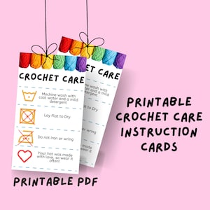 Peut inclure: Cartes d'instructions de soin au crochet imprimables avec des icônes pour le lavage en machine, le séchage à plat, le repassage interdit et l'essorage, et un cœur avec le texte "Votre chapeau a été fait avec amour, alors portez-le souvent !" Les cartes sont suspendues à des pelotes de laine colorées.