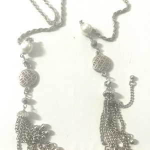 Collar vintage con borlas y cadena plateada