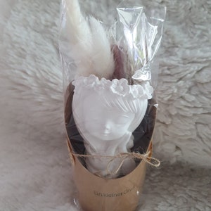 Geschenk liebevoll dekorierter Geschenkbecher mit Puppenköpfen in verschiedenen Farben als Blumentopf mit Trockenblumen dekoriert Geschenk 2