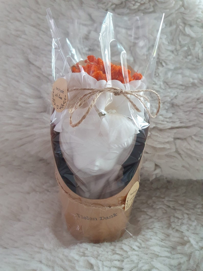 Geschenk liebevoll dekorierter Geschenkbecher mit Puppenköpfen in verschiedenen Farben als Blumentopf mit Trockenblumen dekoriert Geschenk 3