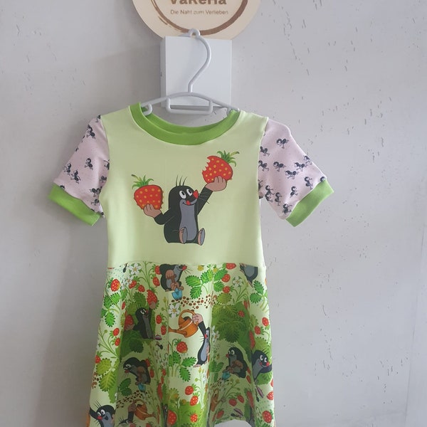 Sommerkleid für (Klein-)Kinder mit Pauli Maulwurf im Erdbeergarten Größe 92 - 104 Farbe Grün