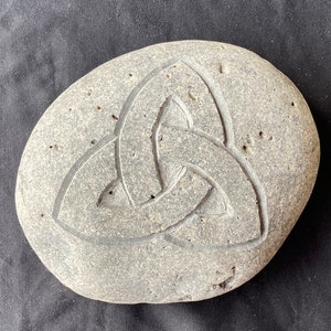Nó trinitário celta triquetra esculpido em pedra