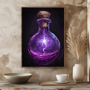 Puede incluir: Impresión enmarcada de una botella de poción morada con tapón de corcho. La botella contiene una luz brillante en forma de estrella y un diseño de rayo. El fondo es negro y el marco es marrón.