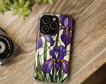 Puede incluir: Una funda de teléfono con un diseño de vitral con flores de iris moradas sobre un fondo blanco.