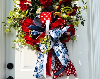 Corona patriótica de lujo con fresas / Decoración de verano para la puerta principal / Corona floral roja, blanca y azul