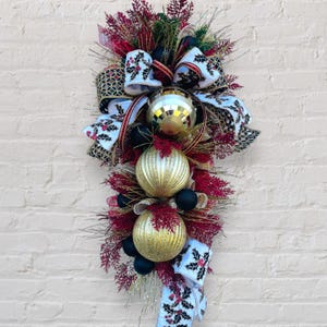 Ghirlanda natalizia di lusso nera, rossa e oro, elegante ghirlanda natalizia di agrifoglio per porte, decorazione natalizia glamour, decorazioni natalizie sofisticate