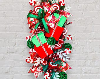 Christmas Candy Theme Wreath, Red and Green Holiday Door Decor, Whimsical Gift Wrapped Presents Wreath, Peppermint Candy Christmas Wreath