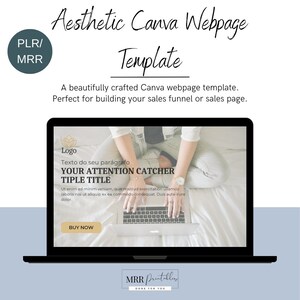 以下が含まれることがあります： Canvaのウェブページテンプレートのラップトップ画面のモックアップで、明るい背景とキーボードをタイプしている女性の両手が表示されています。画面のテキストには、「Your Attention Catcher Tiple Title」と「Texto do seu parágrafo」と表示されています。「今すぐ購入」というボタンがあります。