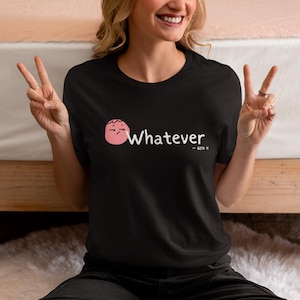 Pode incluir: Camiseta preta com um rosto de desenho animado rosa e o texto "Whatever ~ Gen X".